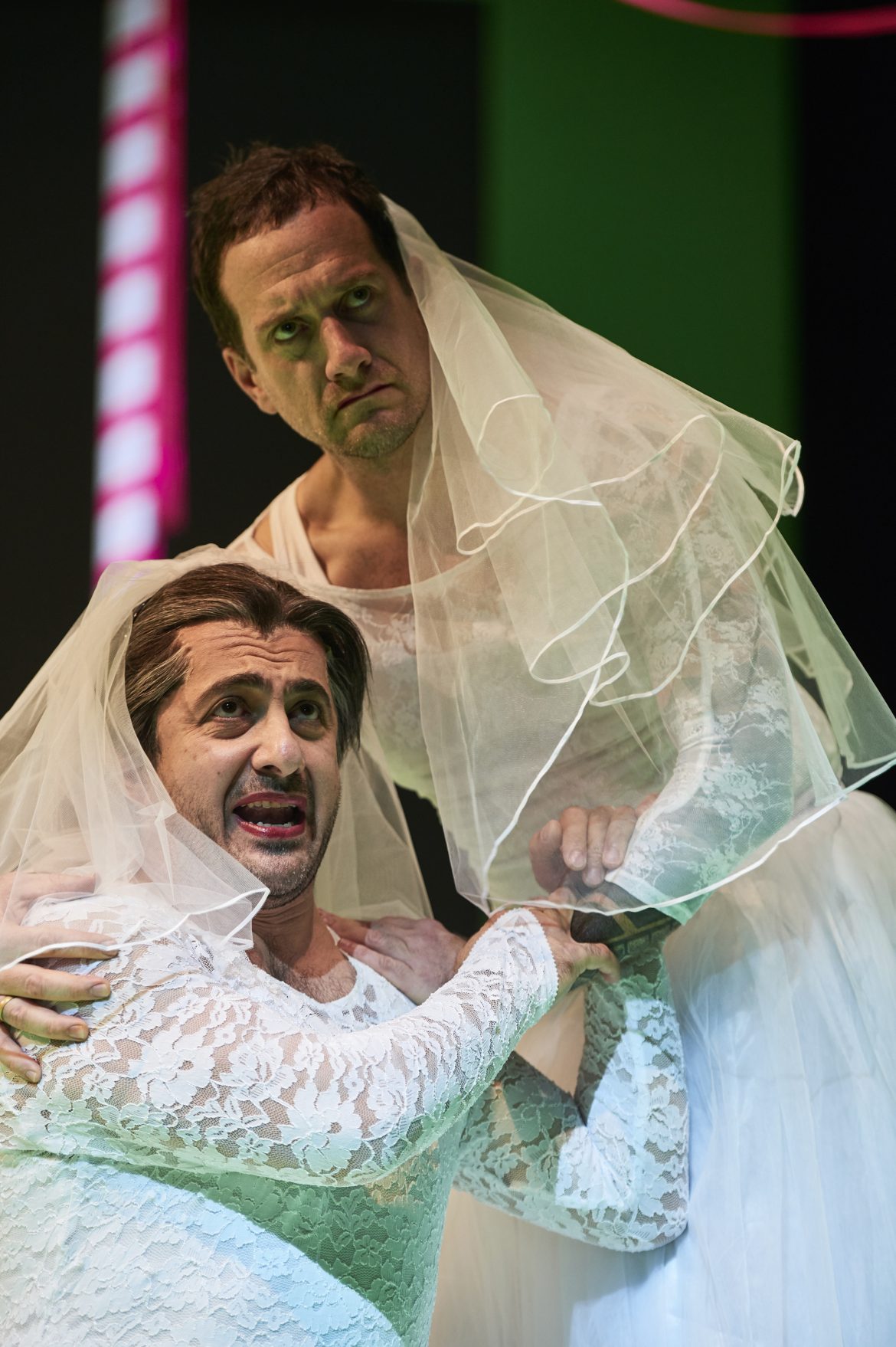 Staatsoper Hannover
2016/2017

DIE VERKAUFTE BRAUT
Singspiel von Bedřich Smetana

Libretto von Karel Sabina, Neufassung von Martin G. Berger
In deutscher Sprache
 
Premiere der Inszenierung am 29. Oktober 2016

LEITUNGSTEAM

Musikalische Leitung 
Benjamin Reiners 
Inszenierung 
Martin G. Berger 
Bühne 
Florian Parbs 
Kostüme 
Sabine Schröder 
Licht 
Claus Ackenhausen 
Live-Kamera 
Anna-Sophia Leist /
Sirish Uterhark 
Video 
Elana Siberski /
sputnic 
Choreographie 
Mathias Brühlmann 
Choreinstudierung 
Dan Ratiu 
Dramaturgie 
Steffi Mieszkowski 


BESETZUNG

Kruschina 
Stefan Adam
Ludmilla 
Brigitte Hahn
Marie 
Dorothea Maria Marx
Mícha 
Michael Dries
Hata 
Almuth Herbst
Wenzel 
Tivadar Kiss
Hans 
Robert Künzli
Kezal 
Shavleg Armasi
Springer 
Fabian Gerhardt
Esmeralda 
Ylva Stenberg
Muff 
Jan Szurgot

Chor der Staatsoper Hannover
Niedersächsisches Staatsorchester Hannover