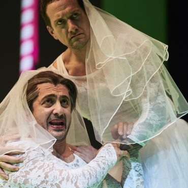 Staatsoper Hannover
2016/2017

DIE VERKAUFTE BRAUT
Singspiel von Bedřich Smetana

Libretto von Karel Sabina, Neufassung von Martin G. Berger
In deutscher Sprache
 
Premiere der Inszenierung am 29. Oktober 2016

LEITUNGSTEAM

Musikalische Leitung 
Benjamin Reiners 
Inszenierung 
Martin G. Berger 
Bühne 
Florian Parbs 
Kostüme 
Sabine Schröder 
Licht 
Claus Ackenhausen 
Live-Kamera 
Anna-Sophia Leist /
Sirish Uterhark 
Video 
Elana Siberski /
sputnic 
Choreographie 
Mathias Brühlmann 
Choreinstudierung 
Dan Ratiu 
Dramaturgie 
Steffi Mieszkowski 


BESETZUNG

Kruschina 
Stefan Adam
Ludmilla 
Brigitte Hahn
Marie 
Dorothea Maria Marx
Mícha 
Michael Dries
Hata 
Almuth Herbst
Wenzel 
Tivadar Kiss
Hans 
Robert Künzli
Kezal 
Shavleg Armasi
Springer 
Fabian Gerhardt
Esmeralda 
Ylva Stenberg
Muff 
Jan Szurgot

Chor der Staatsoper Hannover
Niedersächsisches Staatsorchester Hannover